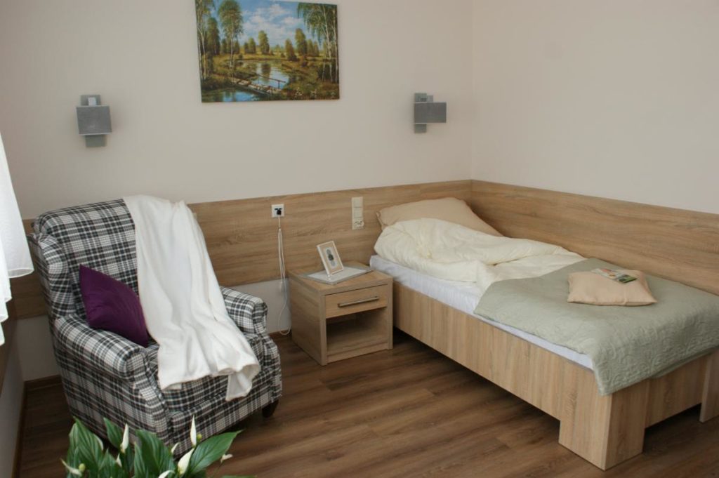 komfortowy pokoj dom seniora