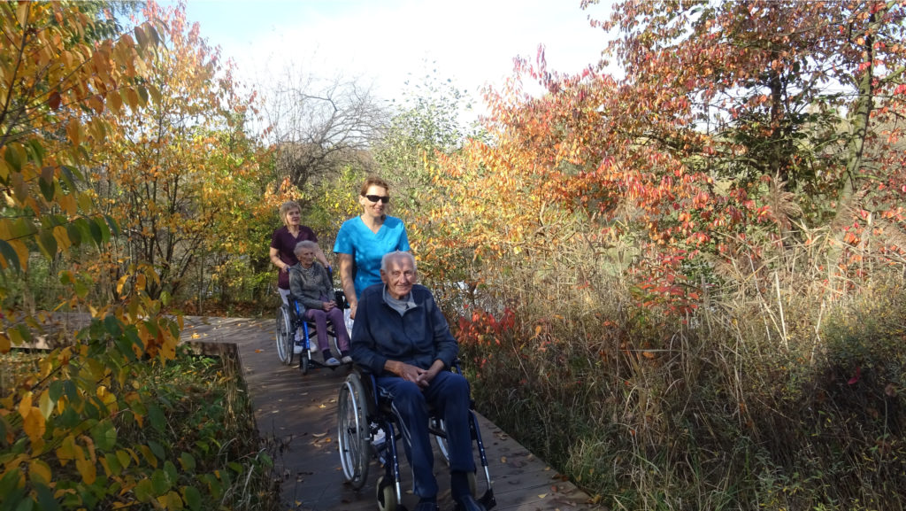 spacer na deptaku dom seniora