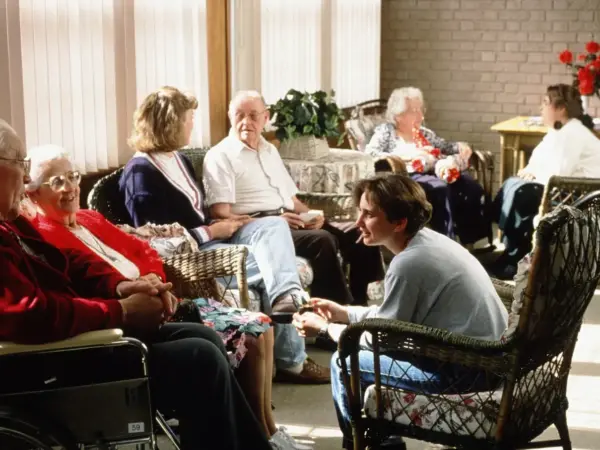 seniorzy w domu seniora