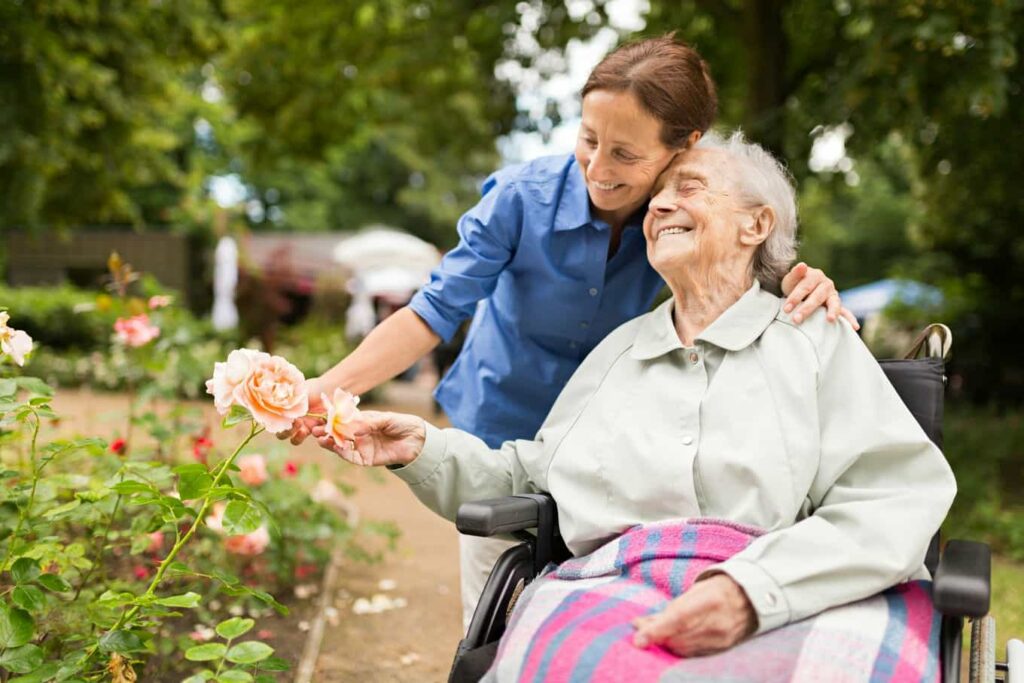 seniorka na wózku inwalidzkim w ogrodzie
