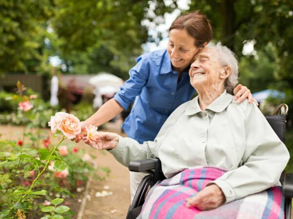 seniorka na w&oacute;zku inwalidzkim w ogrodzie